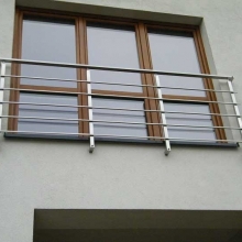 Balustrada-na-okno-słupki-40-x-40-wypełnienie-15-x-15-1